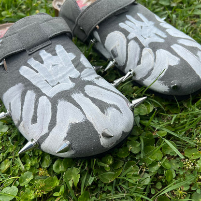 LW4L SPIKED CLOGS