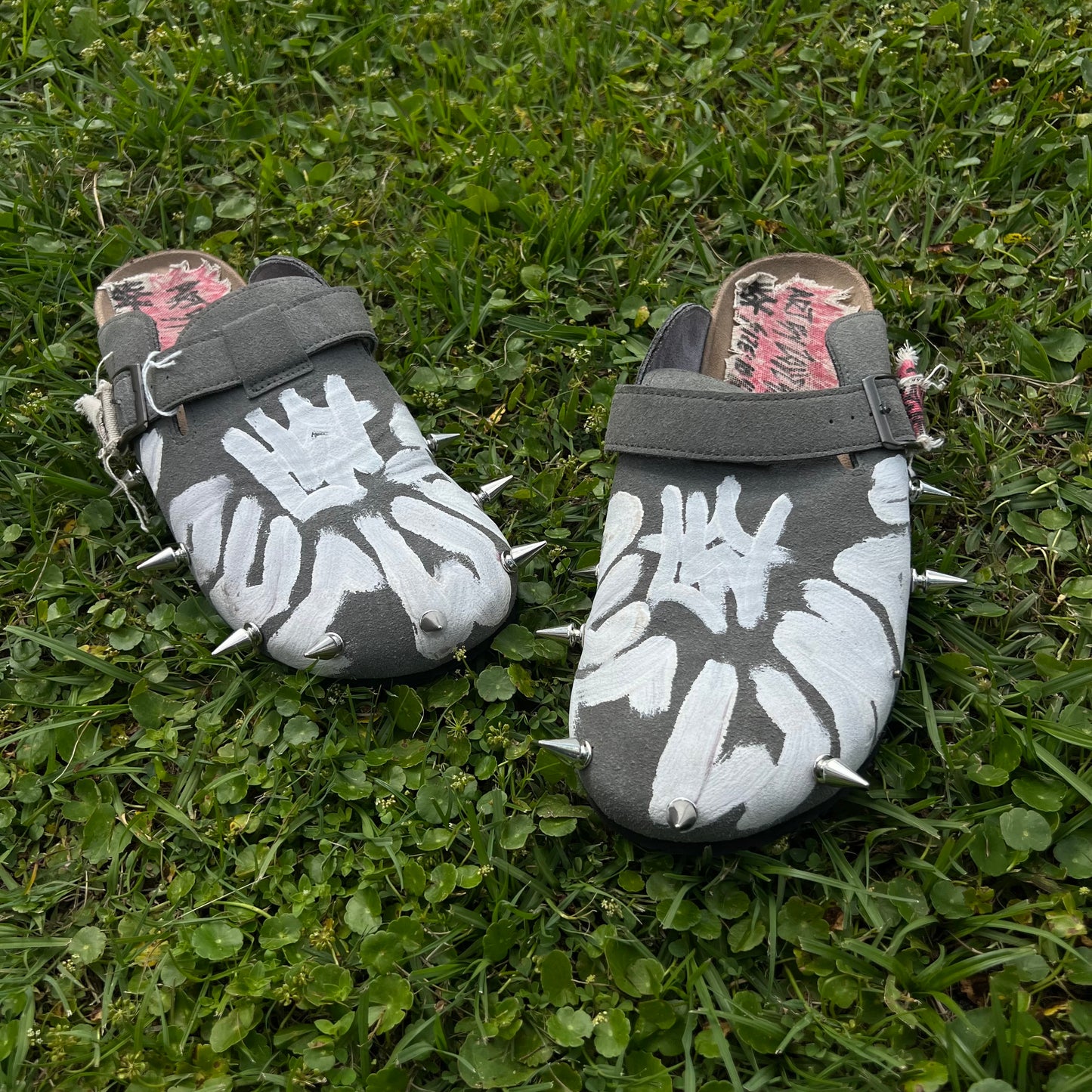 LW4L SPIKED CLOGS
